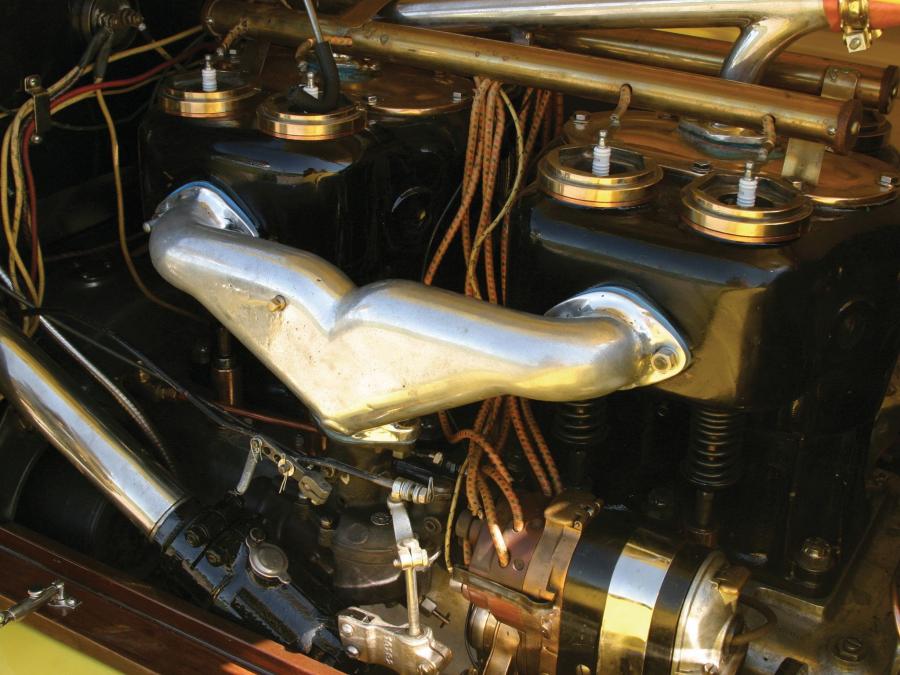Моторный отсек Stutz Bearcat 1914 года  (фото 27 из 33)